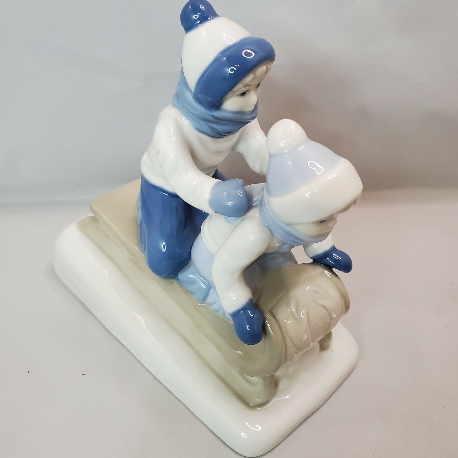 PS Porcelana De Cuernavaca Mexico Children Sledding Porcelain Figurine 1992 - Thumbnail 2