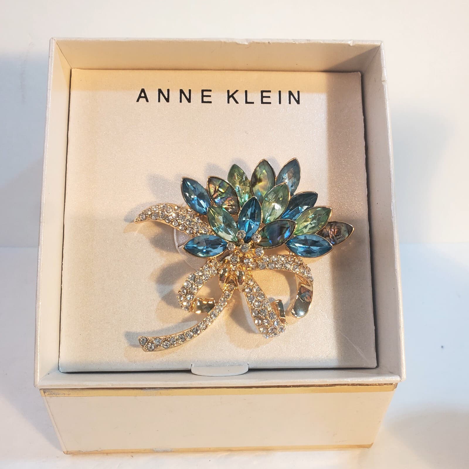 Anne Klein Signed Brooch Pin Rhinestone Crystal Flower Bouquet Ribbon Bow Boxed - Thumbnail 2