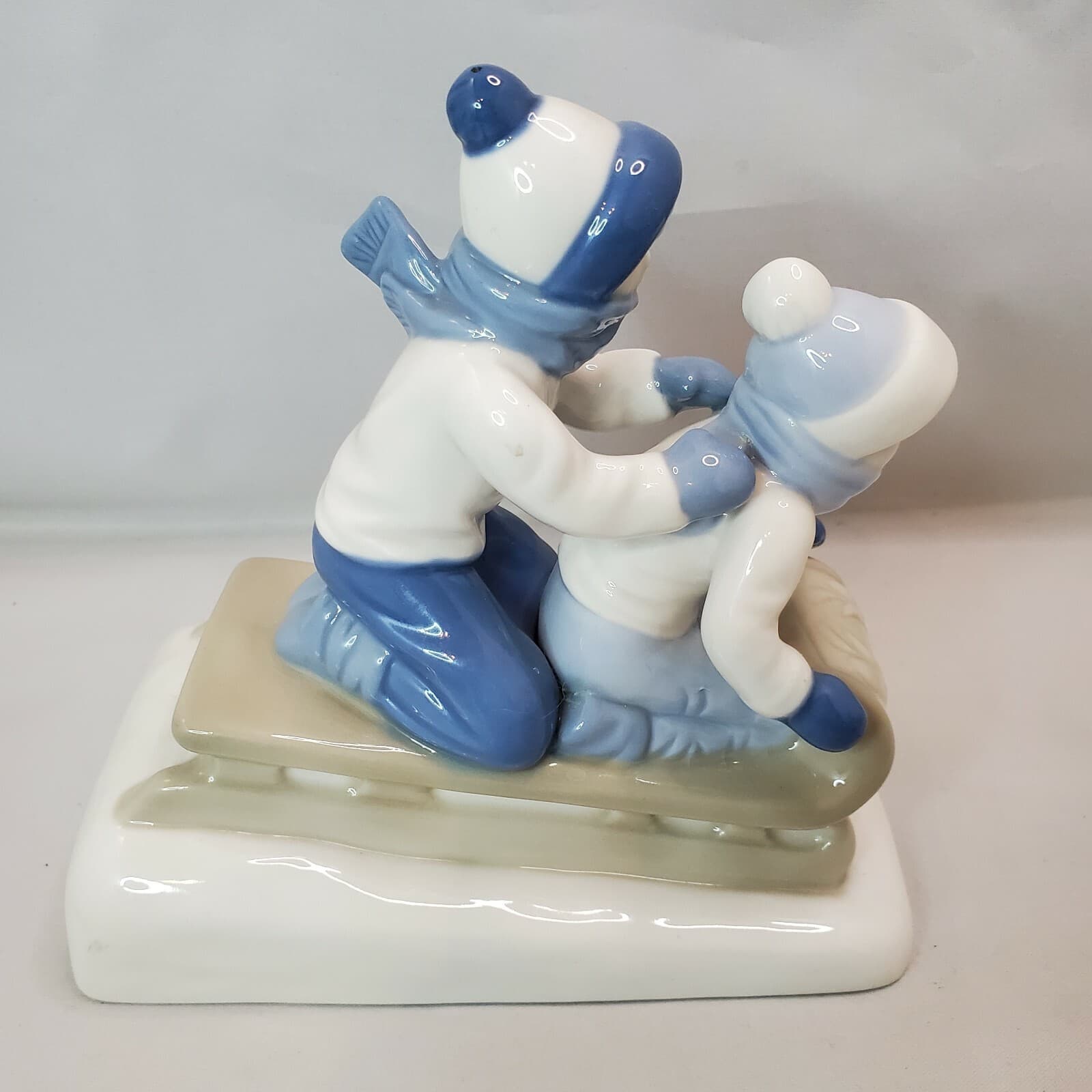 PS Porcelana De Cuernavaca Mexico Children Sledding Porcelain Figurine 1992 - Thumbnail 3
