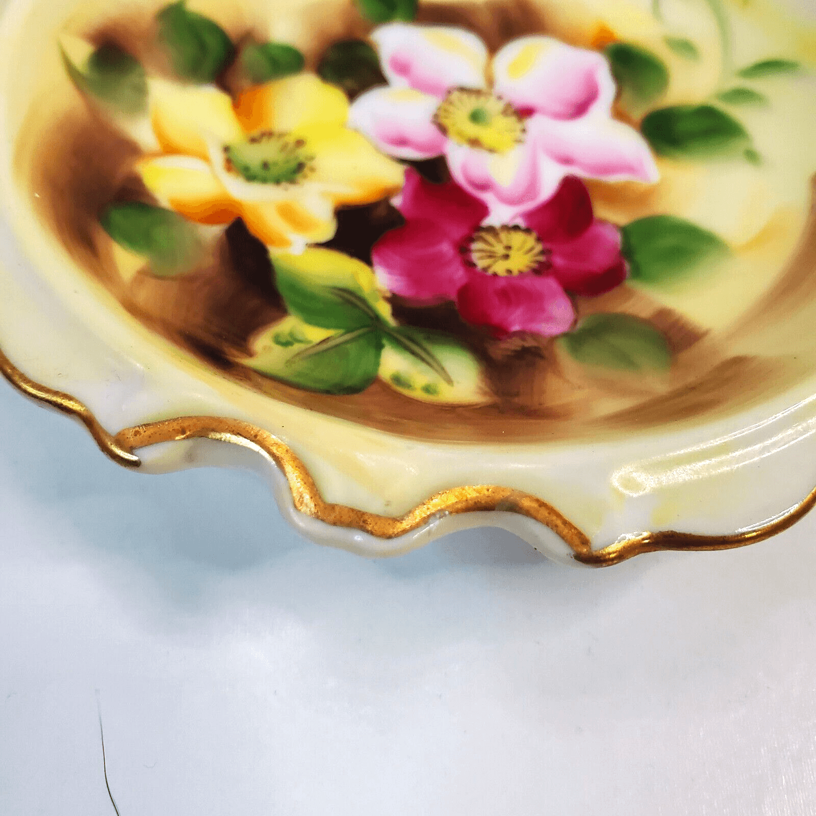 Enesco 4 1/2" Trinket Dish Plate Handpainted Floral Gold Trim Edge E1347 Japan - Thumbnail 2