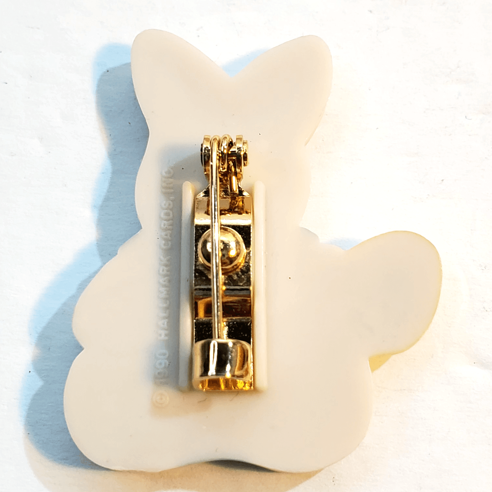 Vintage 1990 Hallmark Cards Molded Plastic Bunny Holding Egg Easter Brooch Pin - Thumbnail 2