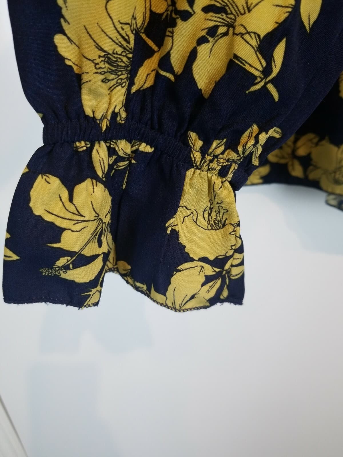 K. by Kersh Navy Gold Floral Blouse Sz L Ruffle Sleeve Tie Neck Poet Sleeve NWT - Thumbnail 5