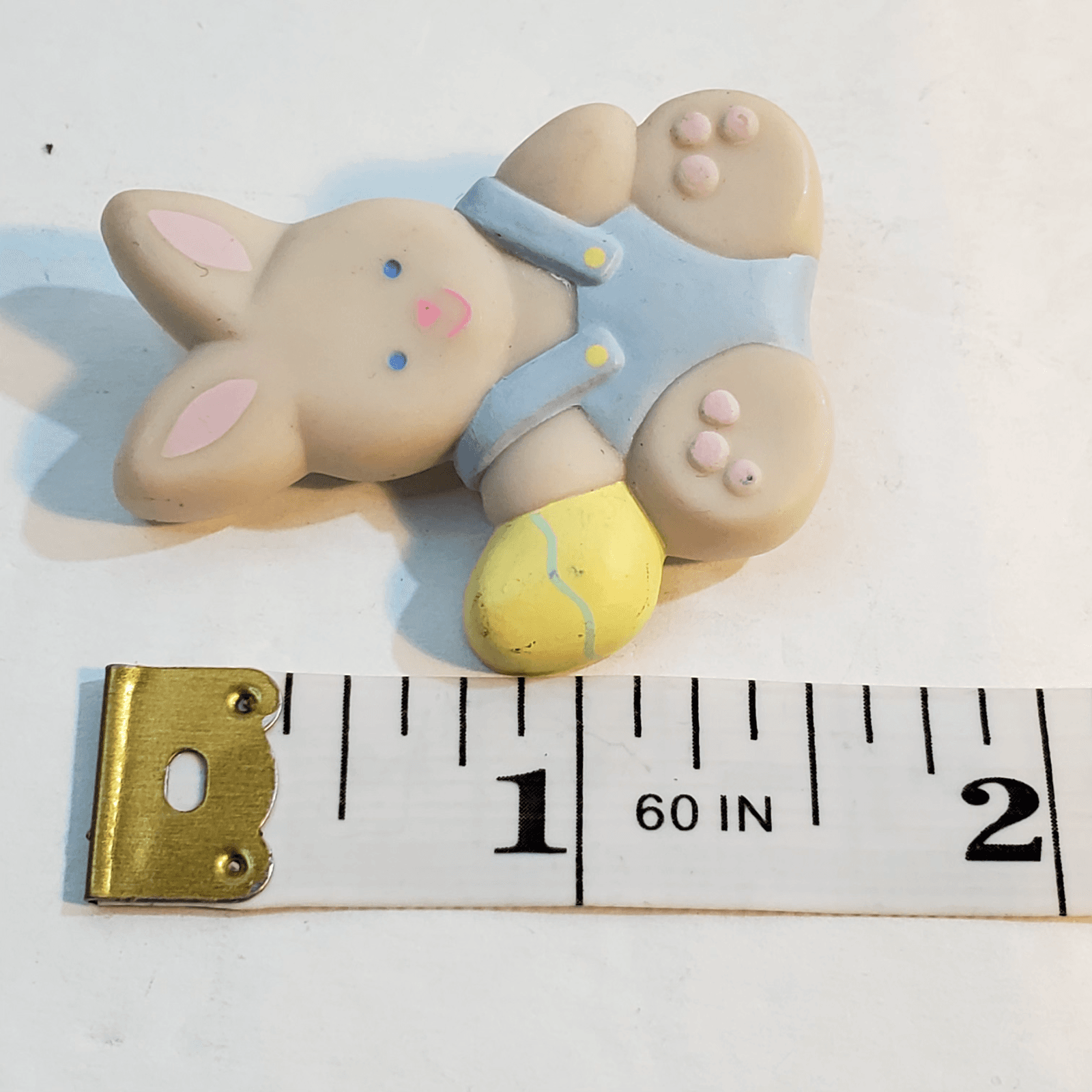 Vintage 1990 Hallmark Cards Molded Plastic Bunny Holding Egg Easter Brooch Pin - Thumbnail 4