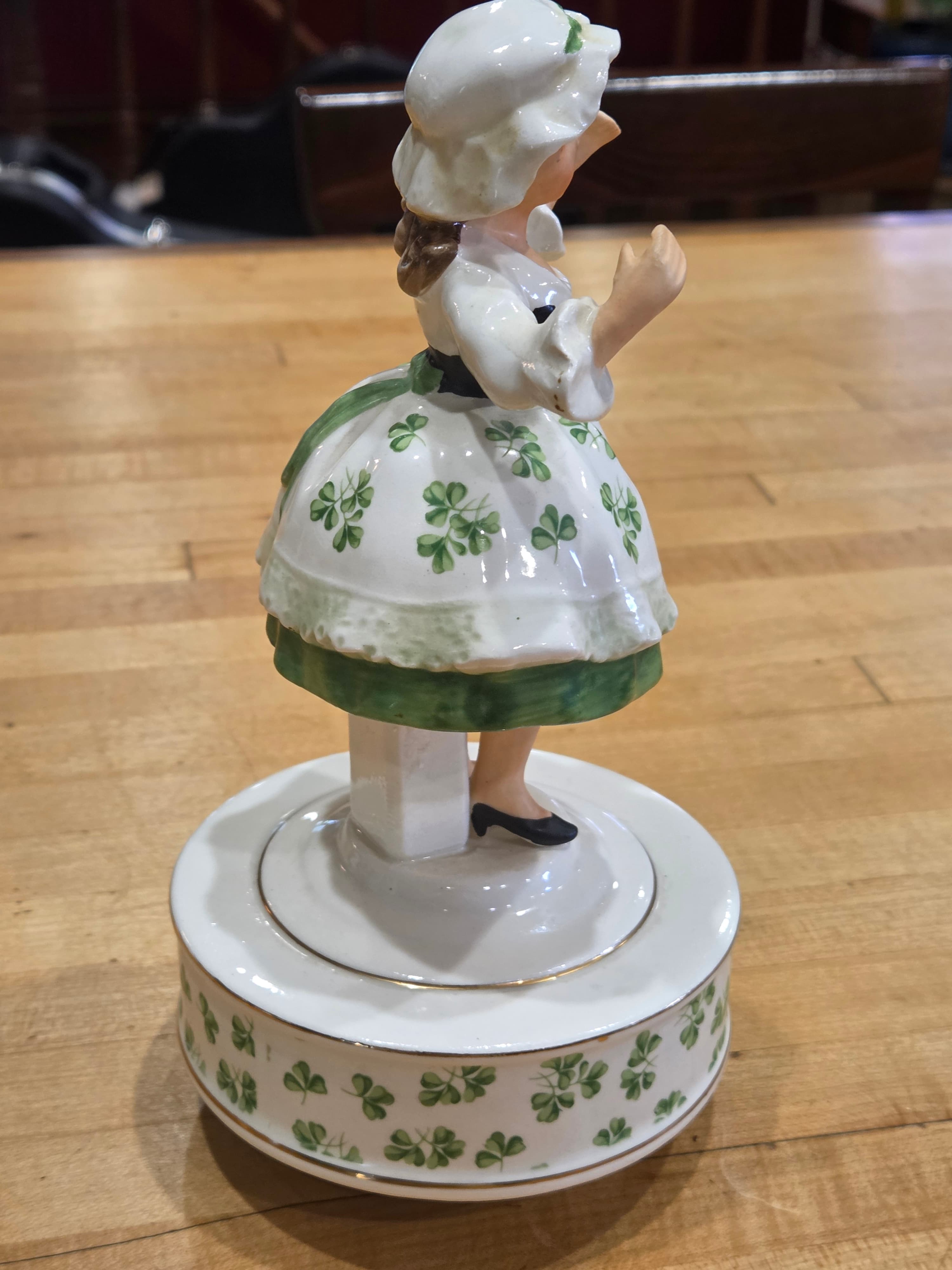 Vintage 1974 Schmid Bros Irish Girl Shamrock Porcelain Rotating Music Box Japan