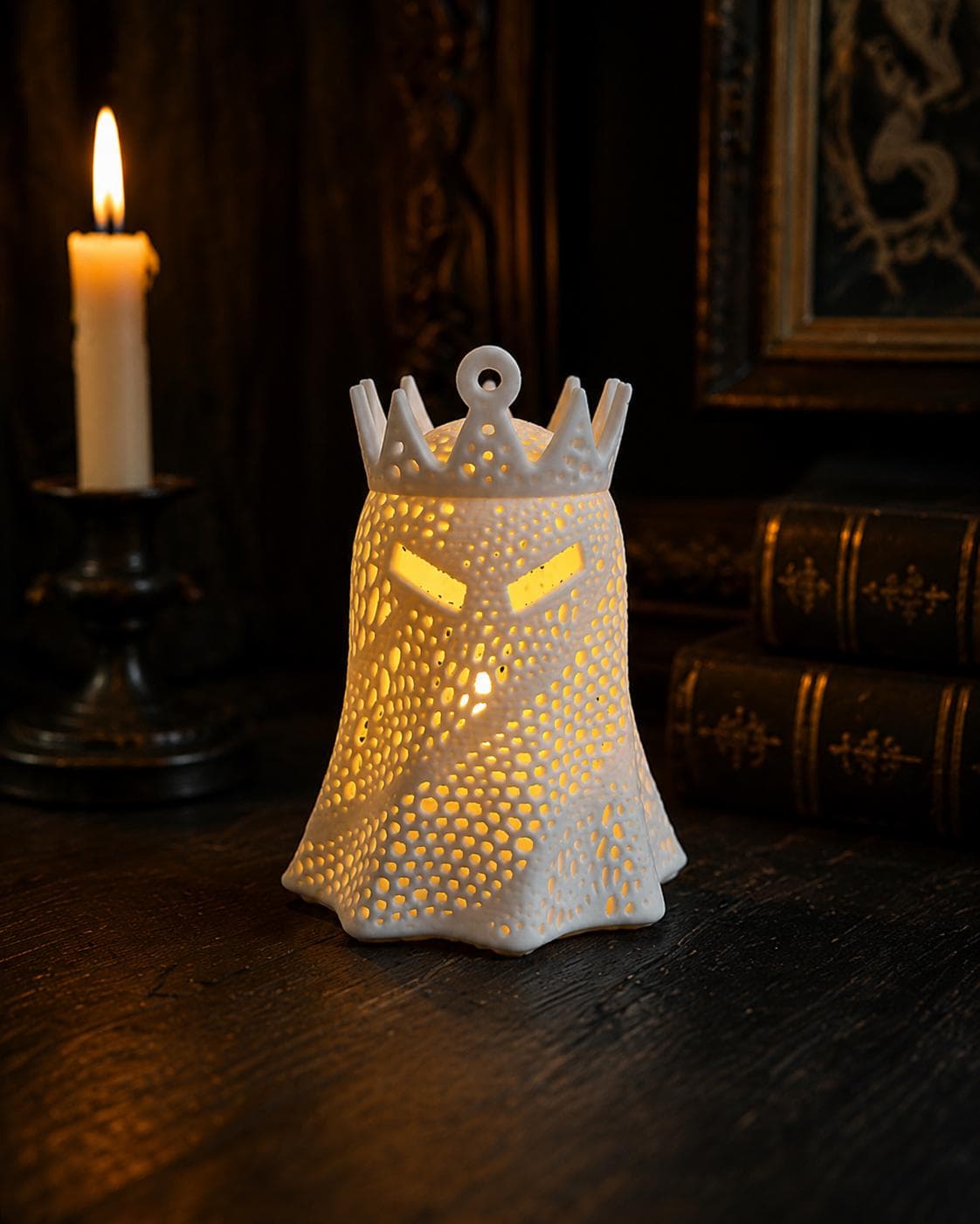 Ghost King Lantern – 3D Printed Crowned Ghost Tea Light Holder, Spooky Halloween Shelf Decor, Gothic Ghost Lamp, Cute Creepy Desk Decor