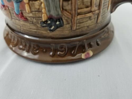 BESWICK, JULE 1971 ENGLAND COLLECTORS COMMEMORATIVE Embossed Large MUG - Thumbnail 3