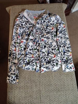 Robert Graham STEVENS Floral Linen Blend Excellent Condition. Size: Medium