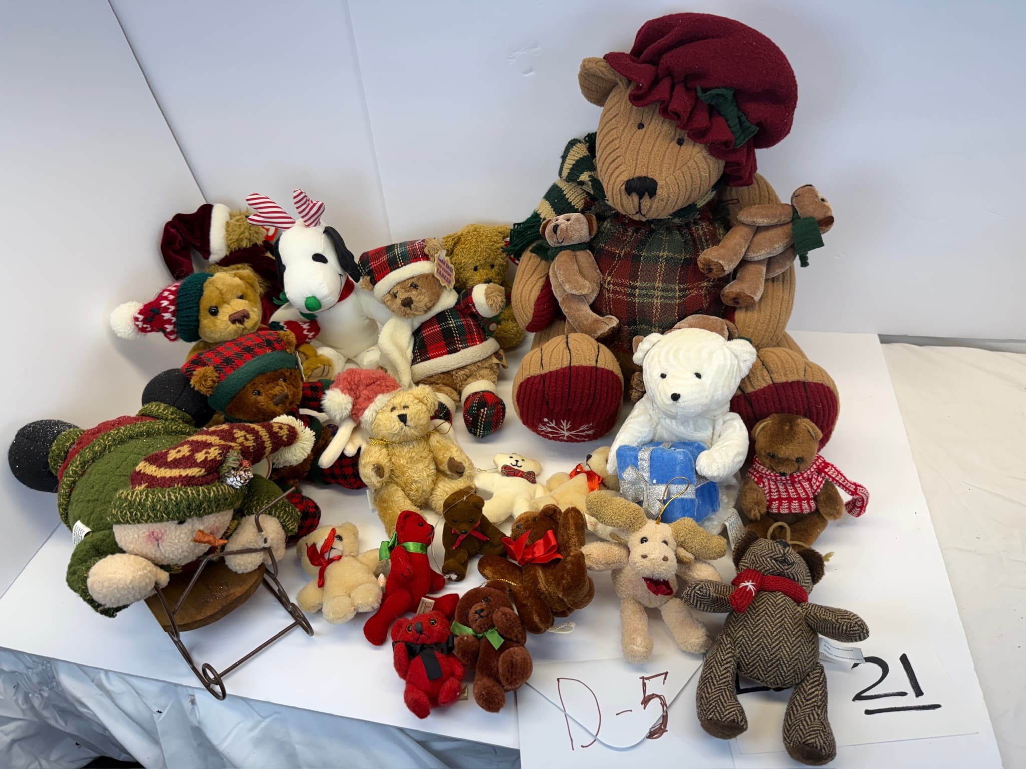 Lot of 21 Christmas Holiday Plush Teddy Bears Ornaments Snoopy Snowman D-5