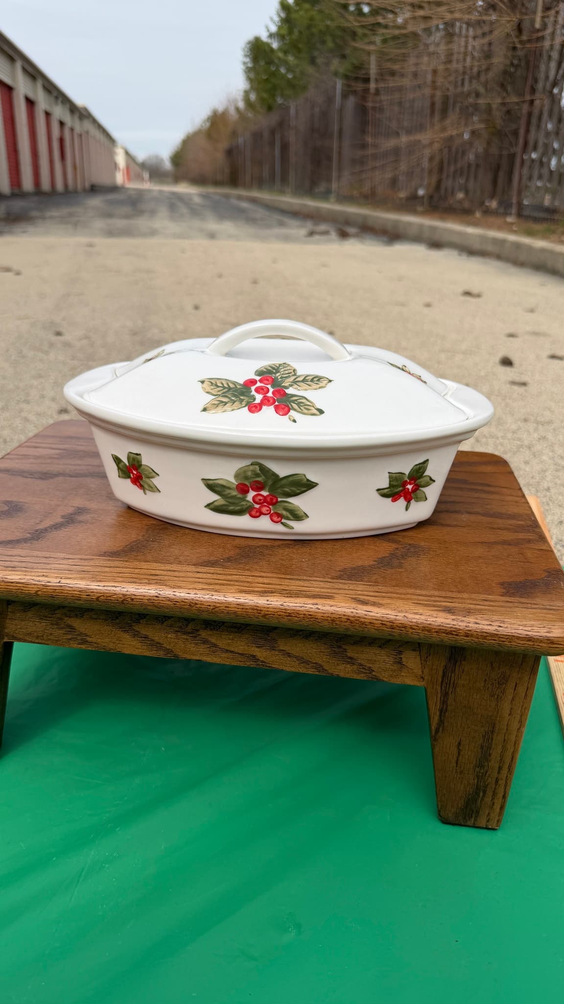 Temp-tations Oval Casserole Dish w/ Lid Holly Berry Presentable Ovenware