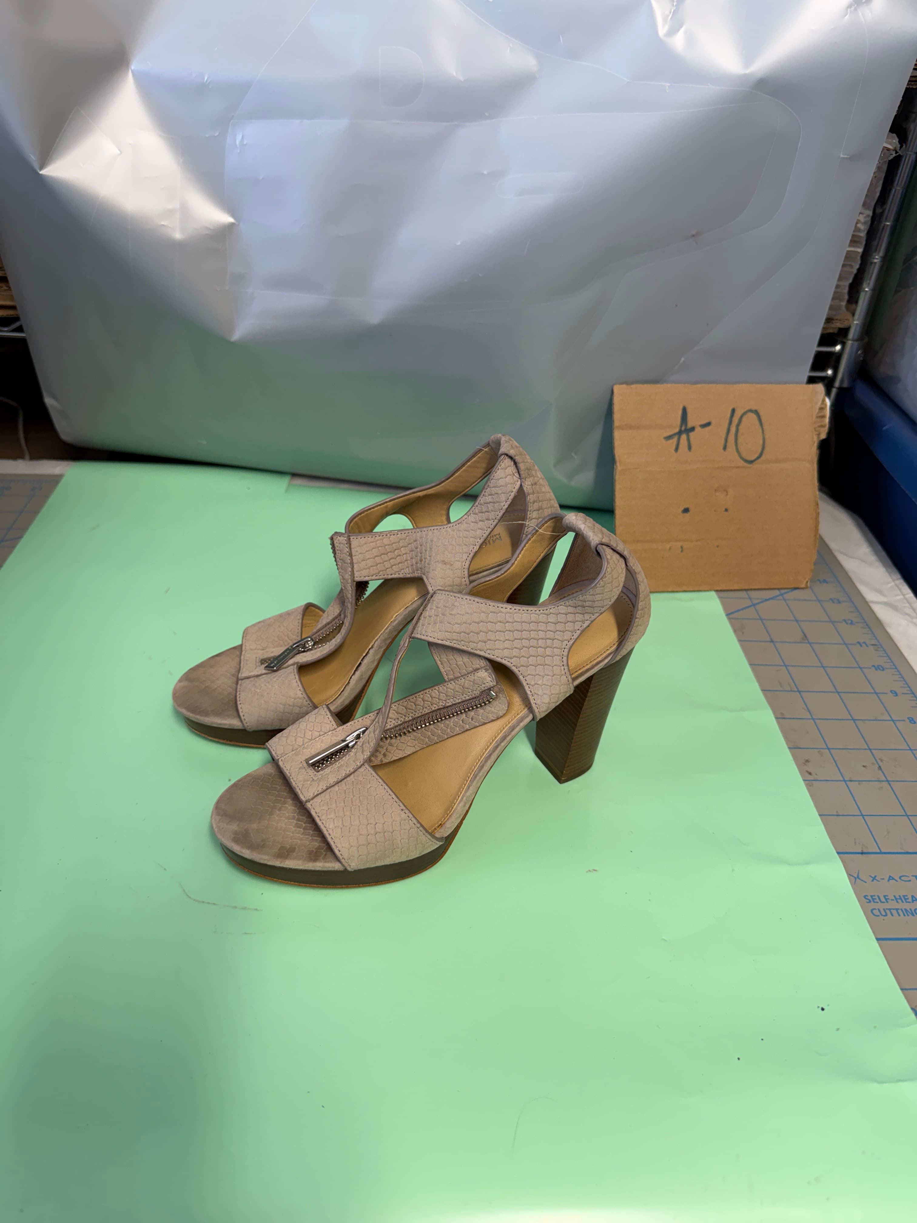 Michael Kors Women's Platform Heeled Sandals Size 7.5M Zipper Detail Textured Up