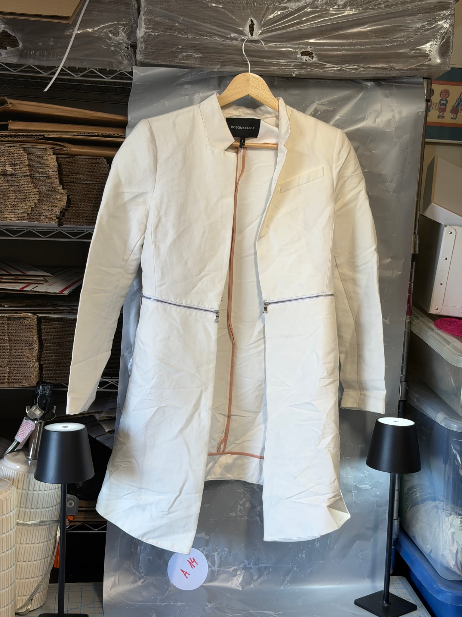 BCBGMAXAZRIA White Blazer Coat Jacket Women's Size XS/S Collarless Zipper Accent