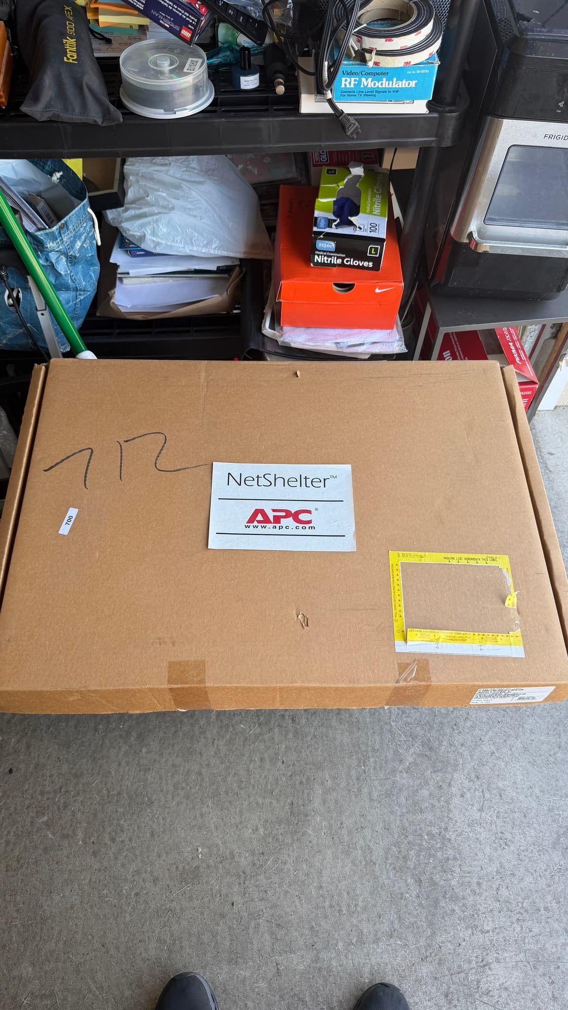 APC NetShelter AR8122 250-lb Fixed Shelf Rack Mount Server New