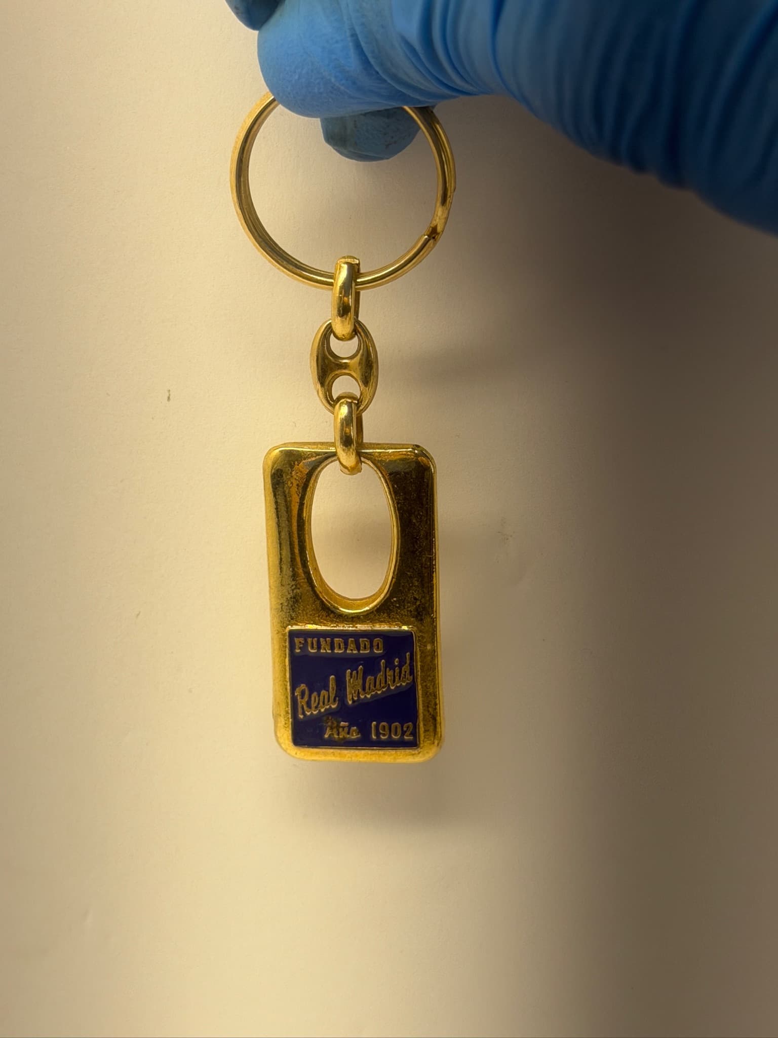 Real Madrid Fundado Año 1902 Crest Gold Tone Metal Keychain Collectible