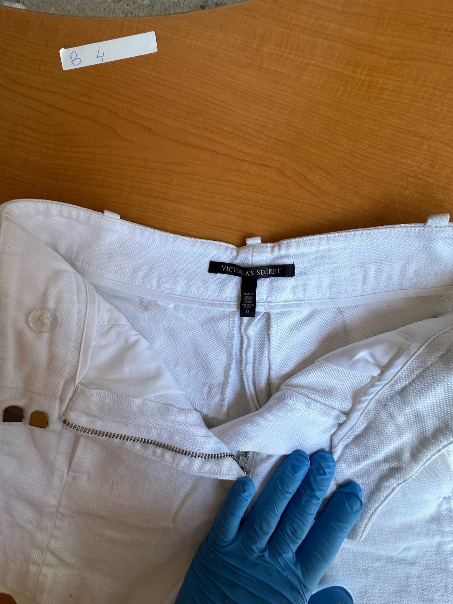 Victoria's Secret White Shorts Women's Size 0 Zipper Fly Belt Loops Pockets - Thumbnail 2