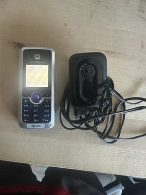 Motorola AT&T Cell Phone with Charger – Works, Insert SIM