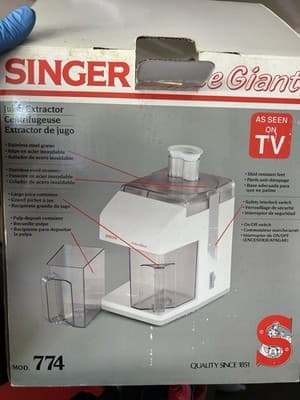 Singer Juice Extractor Model 774 Juicer Stainless Steel NEW in Box