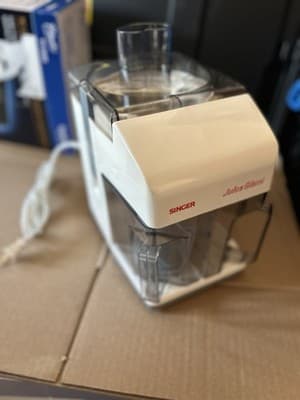 Singer Juice Extractor Model 774 Juicer Stainless Steel NEW in Box - Thumbnail 2