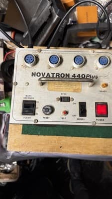 Vintage Novatron 440 Plus studio flash power pack with two flash heads. - Thumbnail 5