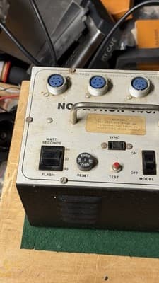 Vintage Novatron 440 Plus studio flash power pack with two flash heads. - Thumbnail 8