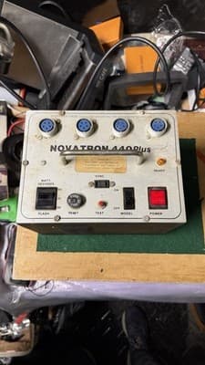 Vintage Novatron 440 Plus studio flash power pack with two flash heads. - Thumbnail 2