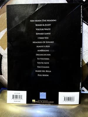 Hal Leonard Twilight: New Moon - For Easy Piano Solo - Thumbnail 2