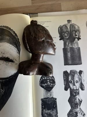 Pair of African Tribal Hand-Carved Wooden Figurines + Art Book –Vintage Folk Art - Thumbnail 3