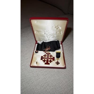 Vintage Jerusalem Cross Medal Set Red Enamel w/ Ribbon Pin Box - Thumbnail 2