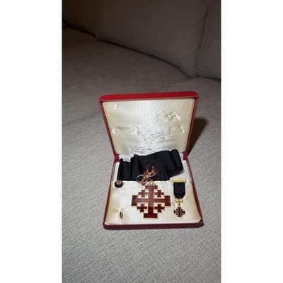 Vintage Jerusalem Cross Medal Set Red Enamel w/ Ribbon Pin Box - Thumbnail 3