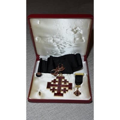 Vintage Jerusalem Cross Medal Set Red Enamel w/ Ribbon Pin Box - Thumbnail 4