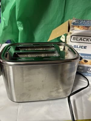BLACK+DECKER TR1050SS: 2 Slice Extra-Wide Self-Centering Toaster Stainless Steel - Thumbnail 4