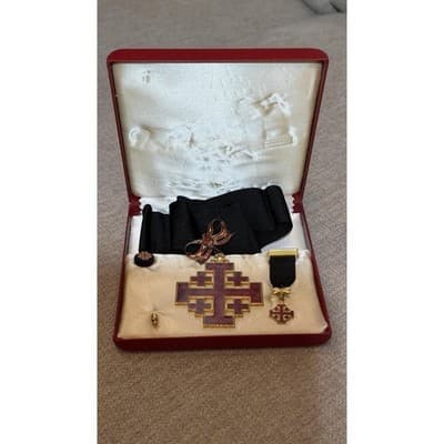 Vintage Jerusalem Cross Medal Set Red Enamel w/ Ribbon Pin Box - Thumbnail 7