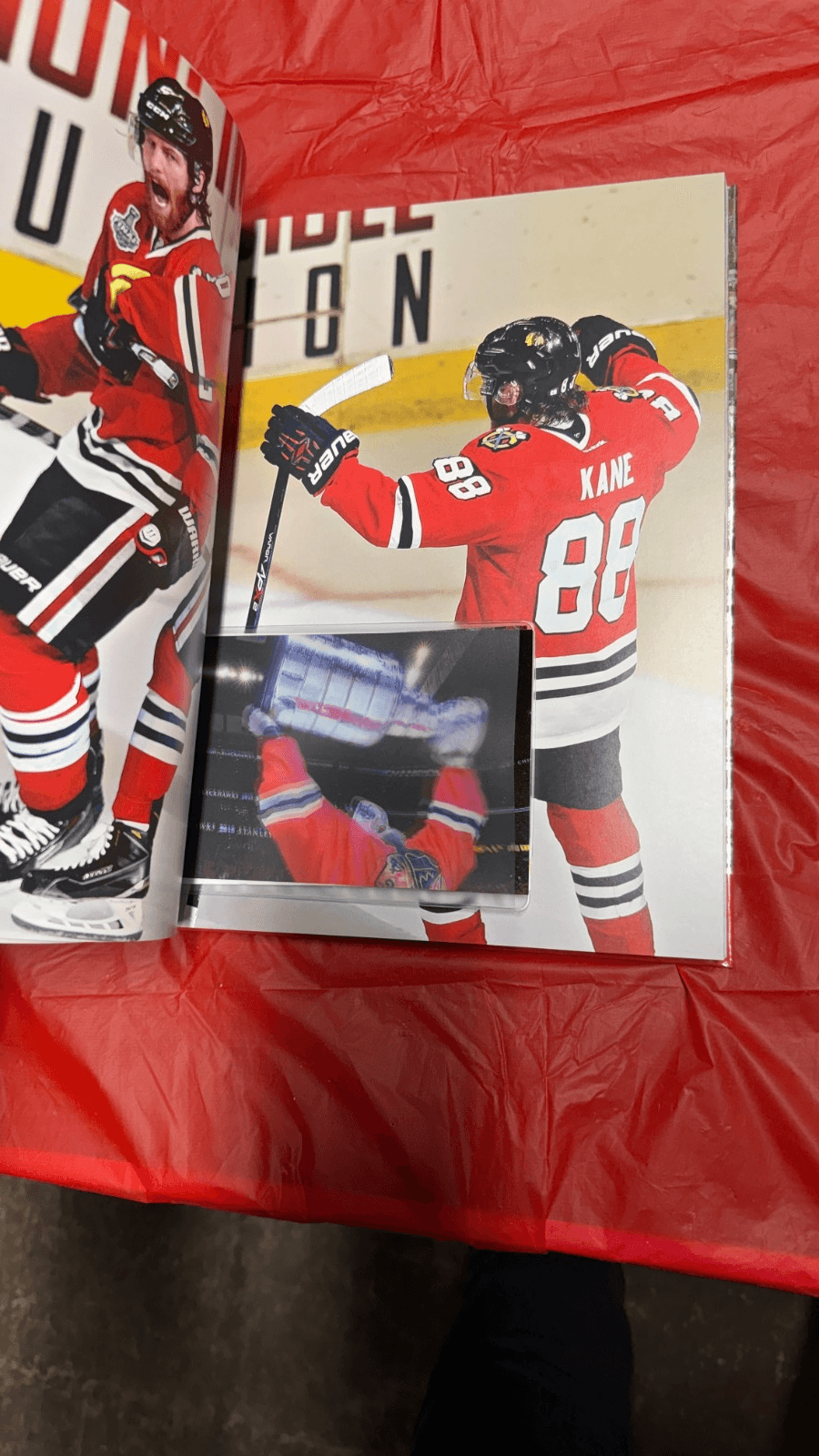 One Goal III Chicago Blackhawks 2015 Stanley Cup Book + DVD + Patch - Thumbnail 6