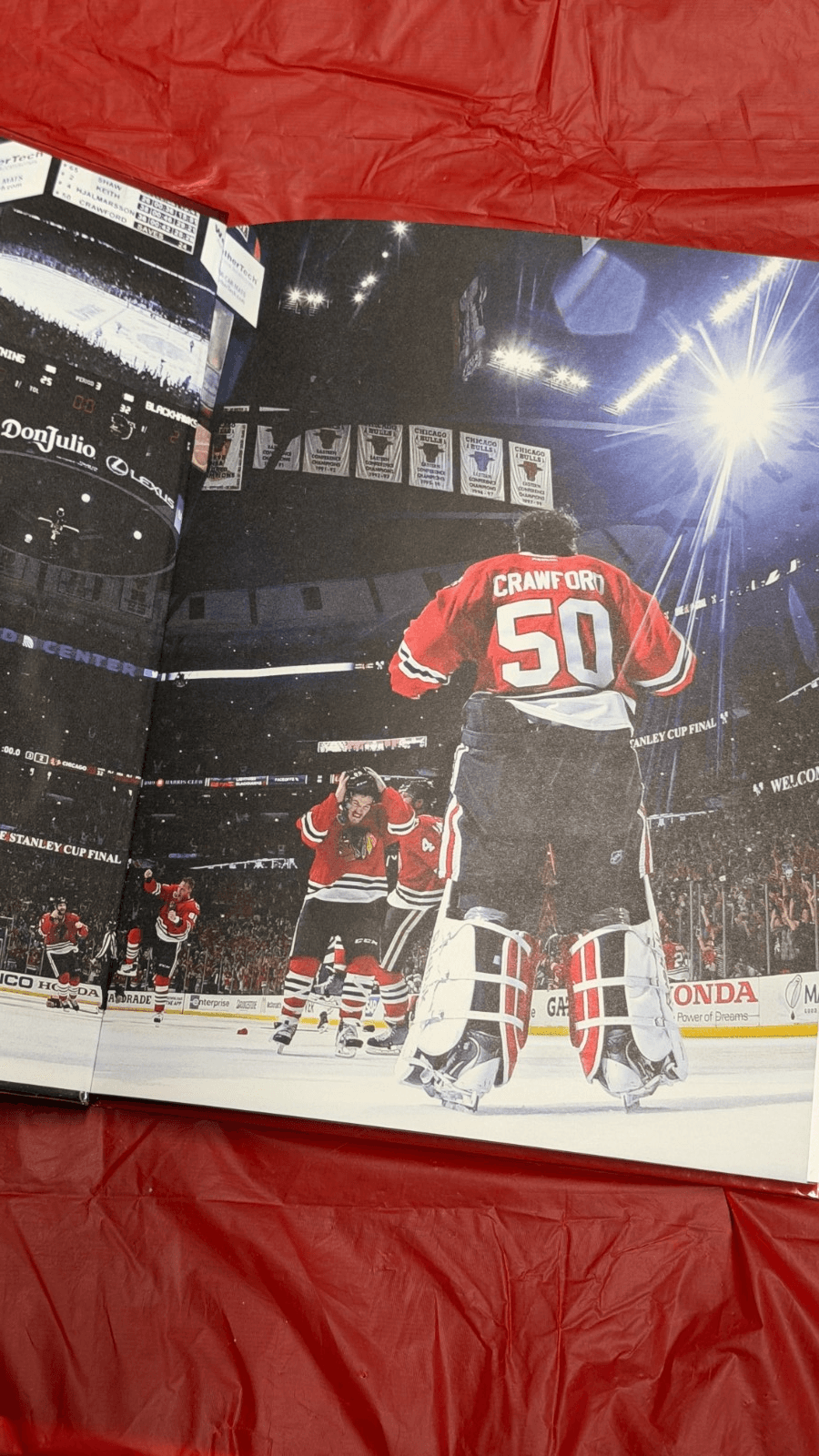 One Goal III Chicago Blackhawks 2015 Stanley Cup Book + DVD + Patch - Thumbnail 3