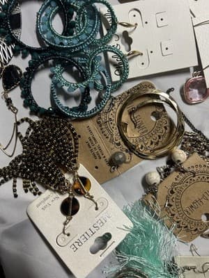 Women’s Fashion Earrings Lot New & Mixed Styles Hoops Dangle Beaded - Thumbnail 11