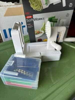OXO SoftWorks Spiralizer Vegetable Noodle Maker w/ 3 Blades & Box - Thumbnail 2