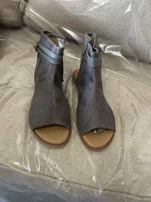 Gray Perforated Peep-Toe Flat Sandals – Size 9