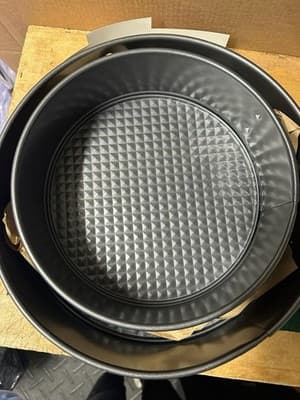 Wilton Perfect Results 2pc Springform Pan Set 9” & 10” Nonstick - Thumbnail 3
