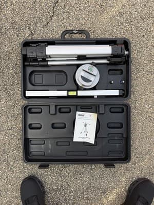Bushnell Laser Level 16” w/ Telescoping Aluminum Tripod & Case Model 82895 - Thumbnail 3