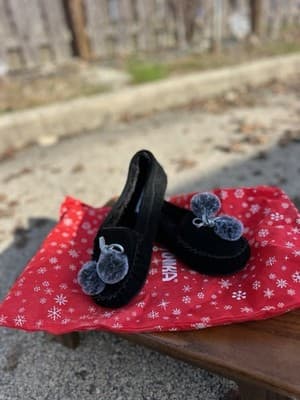 Minnetonka Black Moccasin Slippers Pom Pom Faux Fur Size 6 Women