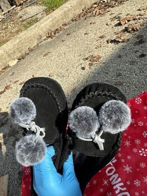 Minnetonka Black Moccasin Slippers Pom Pom Faux Fur Size 6 Women - Thumbnail 3