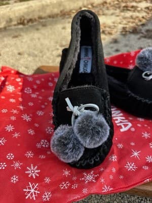 Minnetonka Black Moccasin Slippers Pom Pom Faux Fur Size 6 Women - Thumbnail 8