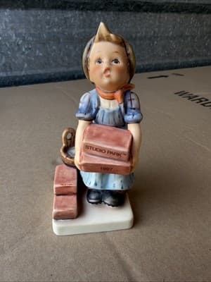 Goebel QVC 1995 Girl Holding Studio Park 1997 Box Figurine 305 26