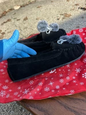 Minnetonka Black Moccasin Slippers Pom Pom Faux Fur Size 6 Women - Thumbnail 5