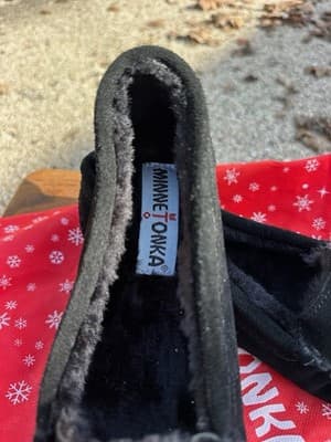 Minnetonka Black Moccasin Slippers Pom Pom Faux Fur Size 6 Women - Thumbnail 6