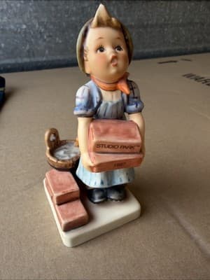 Goebel QVC 1995 Girl Holding Studio Park 1997 Box Figurine 305 26 - Thumbnail 6