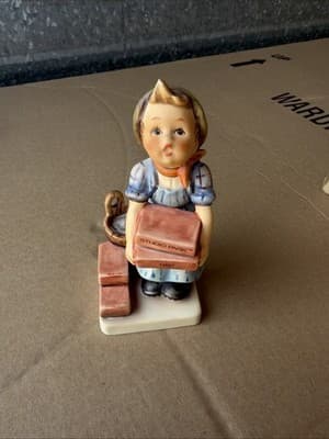 Goebel QVC 1995 Girl Holding Studio Park 1997 Box Figurine 305 26 - Thumbnail 2
