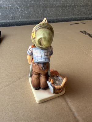 Goebel QVC 1995 Girl Holding Studio Park 1997 Box Figurine 305 26 - Thumbnail 4