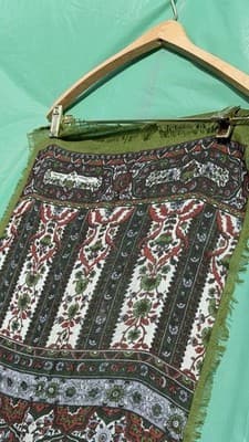 Vintage Italian Wool Scarf Green Paisley Long Fringe Carrie La Renta Italy - Thumbnail 2