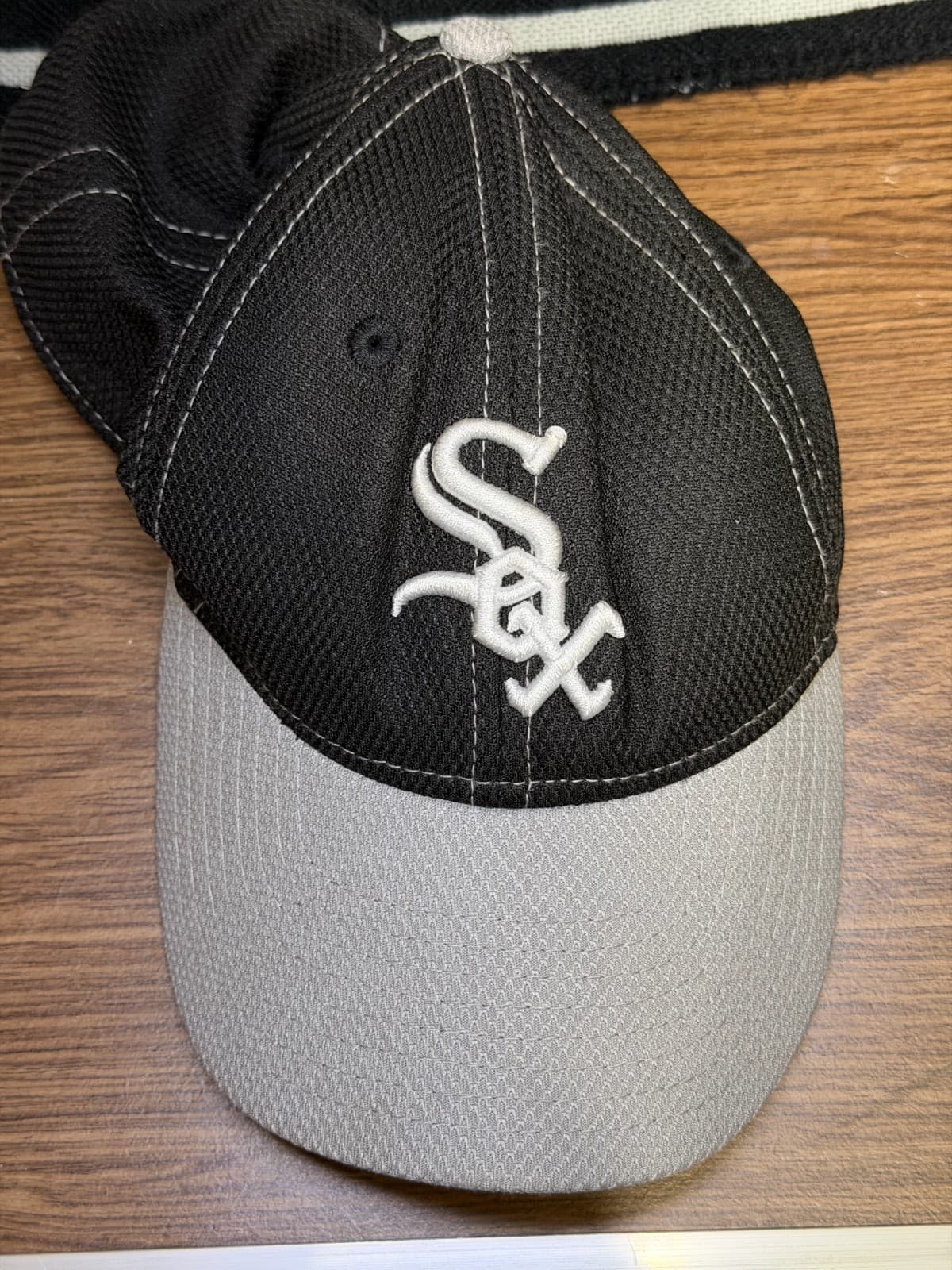 Chicago White Sox Scarf & Youth Hat Bundle New Era + Forever Collectibles - Thumbnail 8