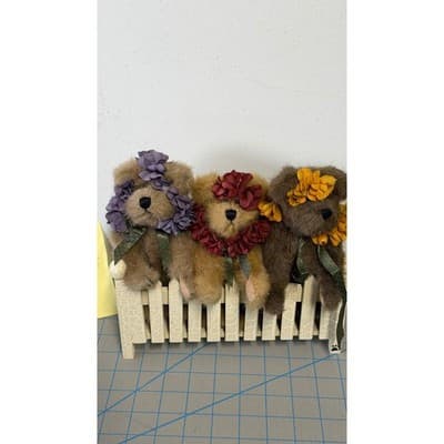 Boyds Bears Plush Trio with Floral Crowns and Picket Fence Shelf Sitter Decor - Thumbnail 2